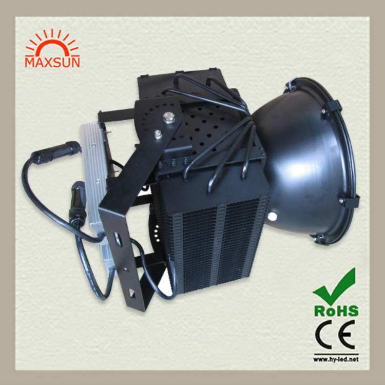 深圳工矿灯工厂100W工矿灯明纬电源科瑞灯珠工矿灯质保5年LED鳍片工矿灯